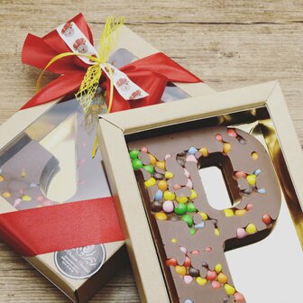 Au Ch&acirc;teau Chocolat Chocolade letter met smarties (1 stuk)